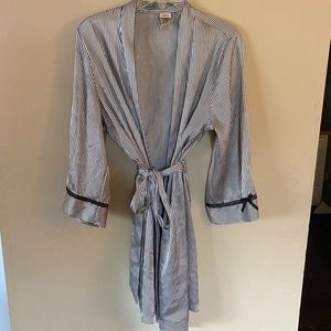Short dressing robe